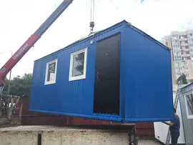 Дачный домик с унитазом, раковиной и душевыми поддонами