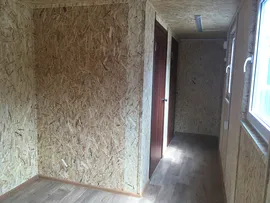 Дачный домик с унитазом, раковиной и душевыми поддонами