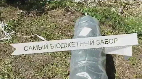 САМЫЙ ДЕШЕВЫЙ ЗАБОР НА ДАЧНОМ УЧАСТКЕ, СВОИМИ РУКАМИ, КРЕПИМ ФАСАДНУЮ СЕТКУ самый бюджетный забор