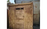 Деревянный дачный туалет с душевой