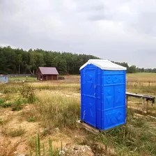 Дачный туалет на выгребную яму или с накопительным баком: какой выбрать