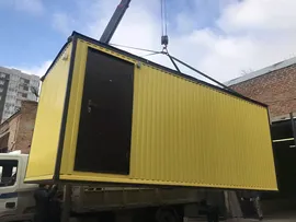 Дачный дом из блок-контейнера, желтый профлист