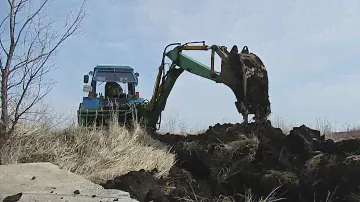 Обкапываю дачный массив.