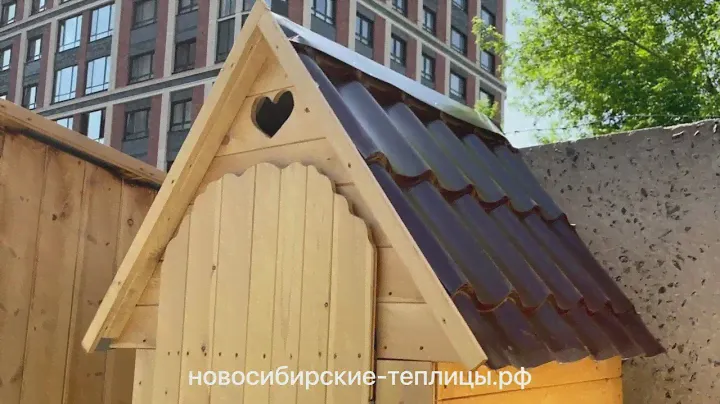 Дачный туалет с малой двухскатной крышей