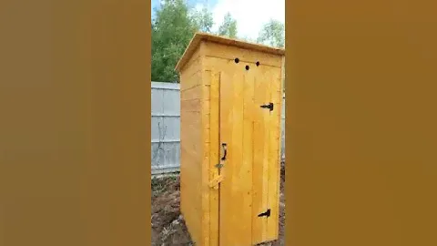 Установили дачный туалет. Имитация бруса. Окрашен под сосну. Без седушки. Серпуховский район