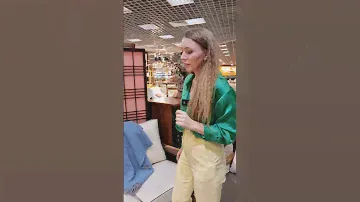 Диван из слэбов с двусторонними подушками, дающими возможность менять цвет обивки