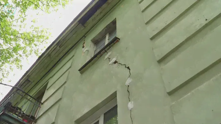 В Заельцовском районе Новосибирска старое общежитие разваливается по швам