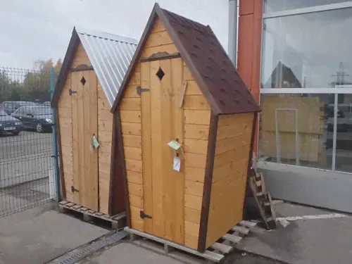 Туалет деревянный дачный двускатный с мягкой кровлей